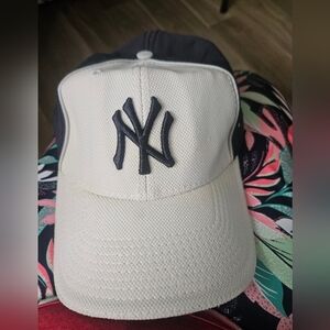 NY Yankee Ball Hat Blue White MED-LG Genuine Merchandise New Era